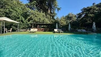 Una piscina al aire libre de temporada