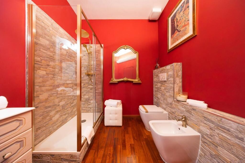 Deluxe-Doppelzimmer, 1 King-Bett, eigenes Bad, Blick auf den Innenhof | Badezimmer | Dusche, Regendusche, umweltfreundliche Kosmetikartikel, Haartrockner
