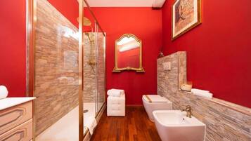 Deluxe-Doppelzimmer, 1 King-Bett, eigenes Bad, Blick auf den Innenhof | Badezimmer | Dusche, Regendusche, umweltfreundliche Kosmetikartikel, Haartrockner