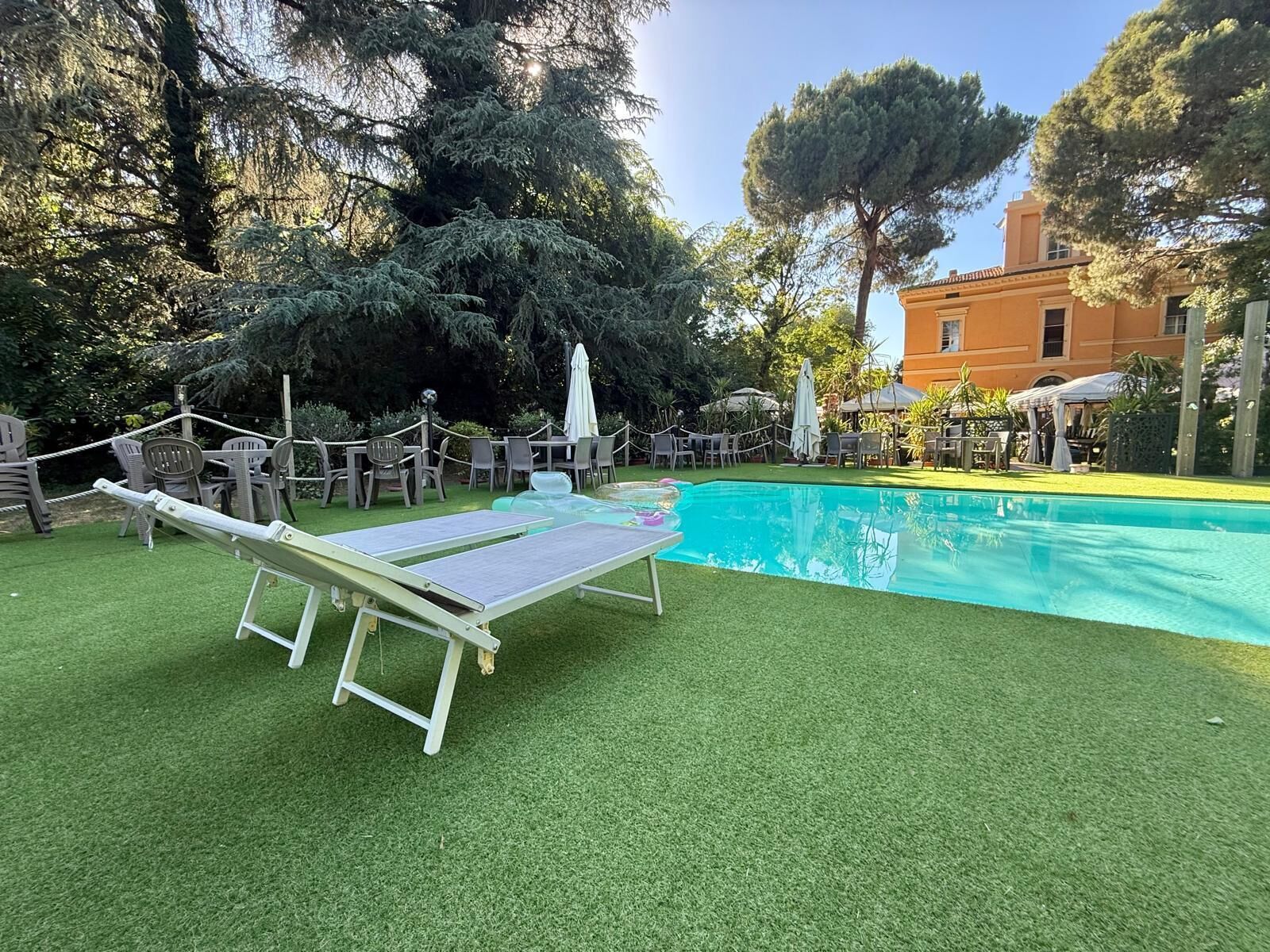 Una piscina al aire libre de temporada