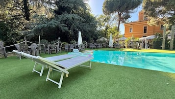 Una piscina al aire libre de temporada