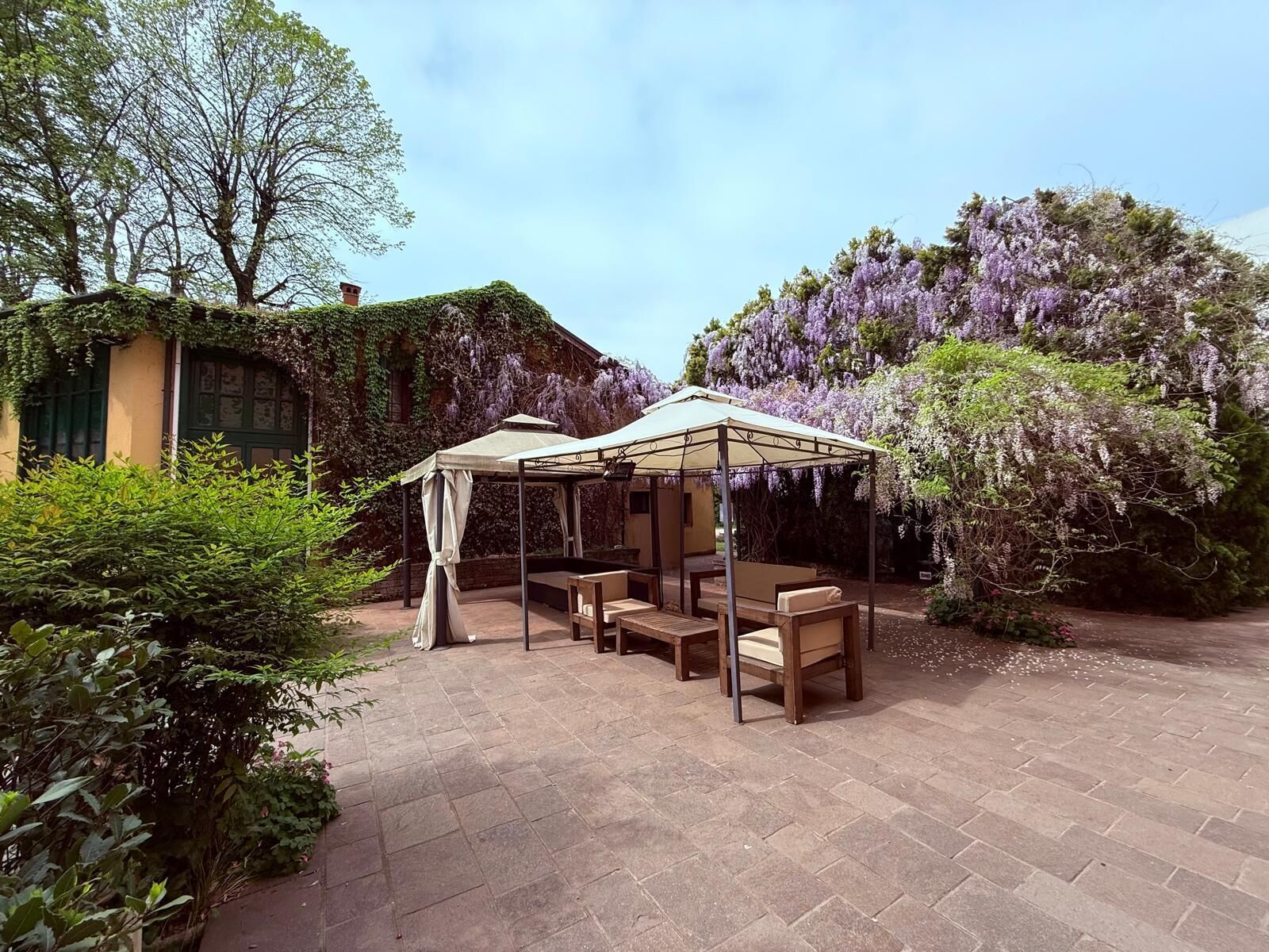Chambre Deluxe double, 1 très grand lit, salle de bain privée, vue sur la cour intérieure | Vue de la chambre