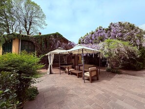 Chambre Double Deluxe, 1 très grand lit, salle de bains privée, vue cour intérieure | Vue de la chambre