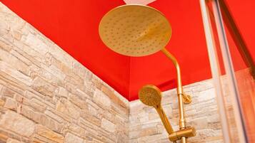 Kahden hengen deluxe-huone, 1 suuri parisänky, oma kylpyhuone, näköala pihalle | Kädessä pidettävä suihkupää