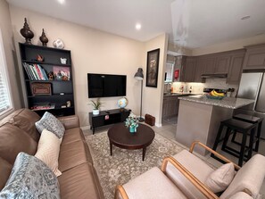 Smart TV, books - 3BR Modern New Home By the Ambassador Bridge & Gordie Howe International Bridge. (Windsor)