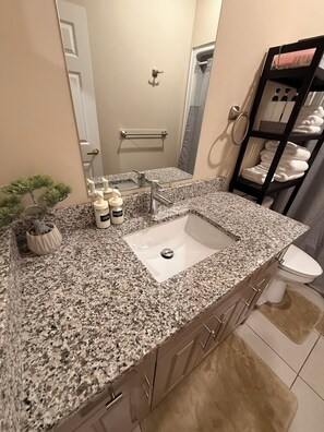 Hair dryer, towels, soap, shampoo - 3BR Modern New Home By the Ambassador Bridge & Gordie Howe International Bridge. (Windsor)