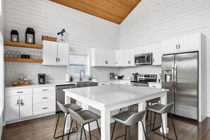 Fridge, microwave, oven, stovetop - Lakefront Home on Williamstown Lake Near Ark! (Williamstown)