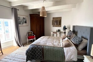 4 slaapkamers, een strijkplank/strijkijzer, reisbedje, internet