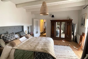 4 habitaciones, tabla de planchar con plancha, cuna de viaje y internet 