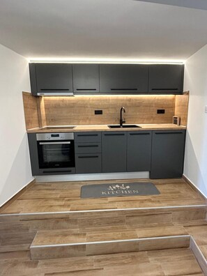 Kühlschrank, Ofen, Herdplatte, Wasserkocher mit Kaffee-/Teezubehör