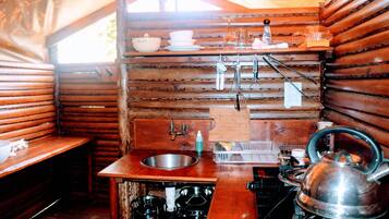 Standard Tent, Garden View | Private kitchen | Fridge, stovetop, cookware/dishes/utensils