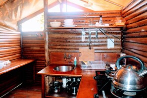 Tienda de campaña estándar, vista al jardín | Cocina privada | Refrigerador, parrilla de estufa y utensilios de cocina 