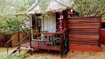 Cabaña estándar, vista al jardín | Restaurante al aire libre