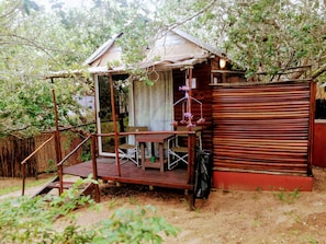 Chalet rustique Standard, vue sur le jardin | Restauration en plein air