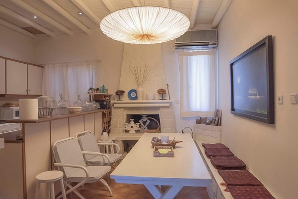 Bright and Fully Equipped Kitchen with Dining Space