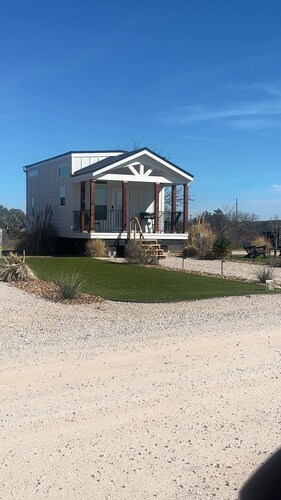 1 Bedroom and Loft- The Daisy Tiny Home, Relaxing and Peaceful Escape