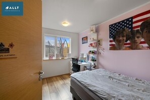 Room - 3-bedroom house in charming Njardvik close to the airport awaits you (reykjanesbaer)