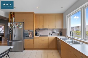 Private kitchen - 3-bedroom house in charming Njardvik close to the airport awaits you (reykjanesbaer)