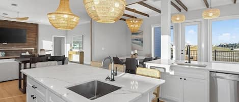 House, Multiple Beds (Sand Out In A Crowd) | Private kitchen