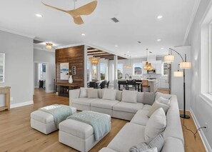 Casa, varias camas (Salt Water Heals Everything) | Área de sala de estar