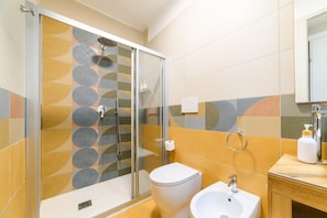 Shower, hair dryer, bidet, towels - Rose Suite (Massa Lubrense)