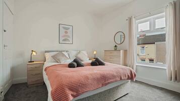 2 bedrooms, iron/ironing board, WiFi, bed sheets