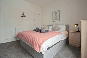 2 chambres, fer et planche à repasser, Wi-Fi, draps fournis