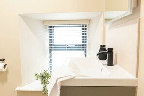 Bathroom - Westport Town Studio with Murphy Bed and Kitchenette. Perfect for 2 (Westport)