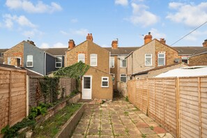 Private rear yard - 3 Double Beds Near Cleethorpes Beach, Free Parking (Cleethorpes)