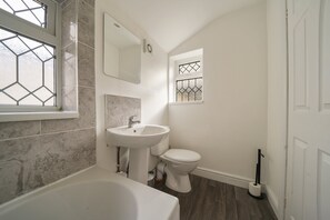 Bathroom with toilet and basin - 3 Double Beds Near Cleethorpes Beach, Free Parking (Cleethorpes)