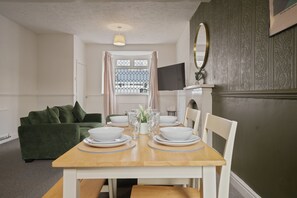 Dining table ready for family meals - 3 Double Beds Near Cleethorpes Beach, Free Parking (Cleethorpes)