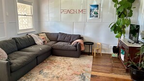 Smart TV, books - Peach Me Beach Shack (Boat Harbour)