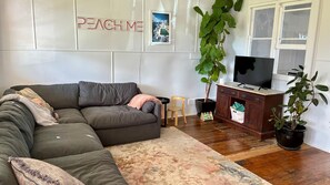 Smart TV, books - Peach Me Beach Shack (Boat Harbour)