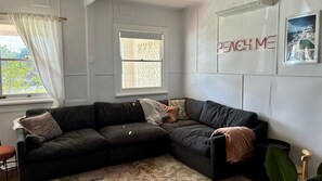 Smart TV, books - Peach Me Beach Shack (Boat Harbour)