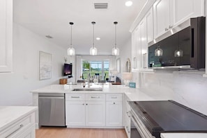 Fridge, microwave, oven, stovetop - #521 - Spectacular Golf Views- Renovated -Sleeps 6 (Naples)