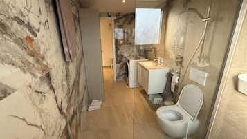 Dusche, Haartrockner, Handtücher