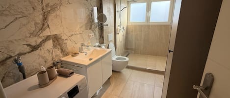 Shower, hair dryer, towels