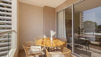 Deluxe Apartment | Outdoor dining