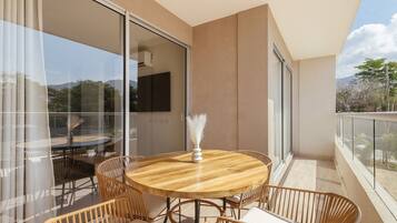 Apartamento luxo | Opções para refeição ao ar livre
