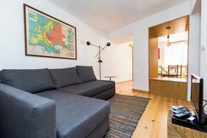 TV, books - HEART OF ALFAMA BLUES BROTHERS APARTMENT (Lisboa)