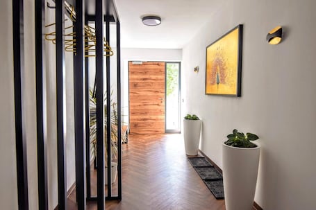 Interior. Apartment 'Stilvolle Mit Bauernhof' with Mountain View, Shared Terrace and Wi-Fi