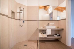 Shower, bidet, towels - La Villa Residence - Cuore (Tignale)