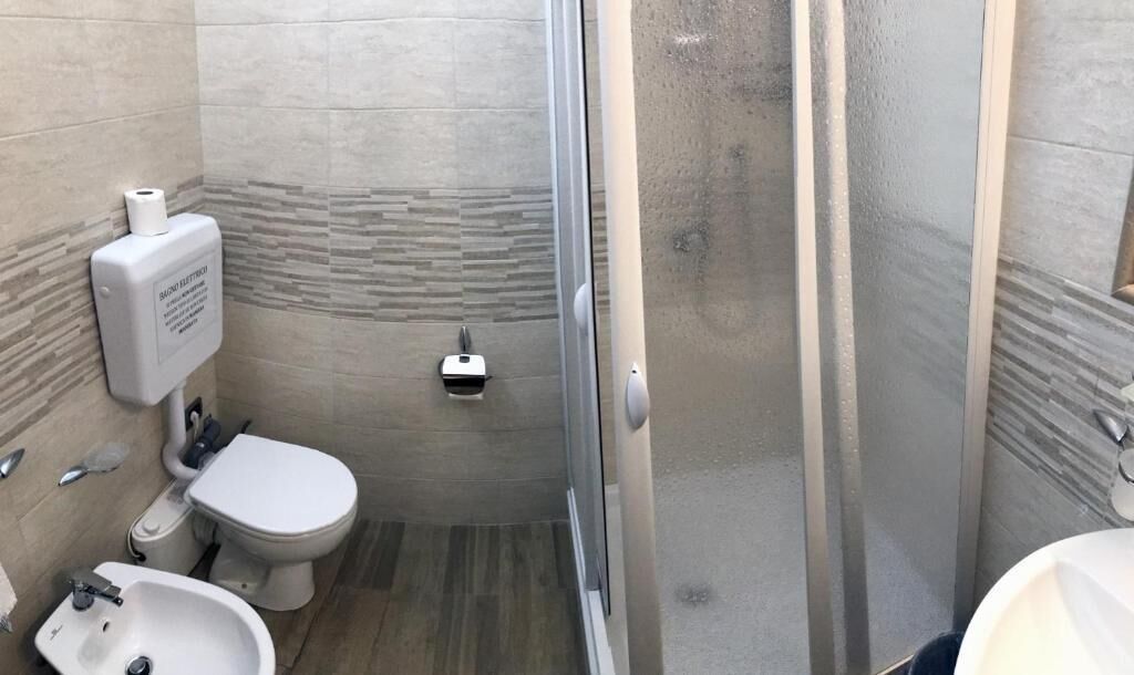 Habitació triple júnior, vistes al jardí | Bany