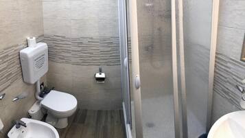 Habitació triple júnior, vistes al jardí | Bany