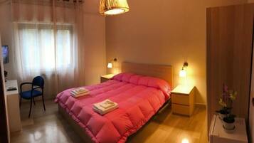 Habitació triple clàssica, vistes al pati