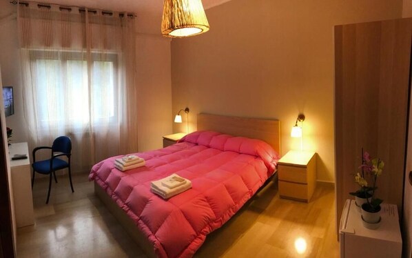 Habitació triple clàssica, vistes al pati