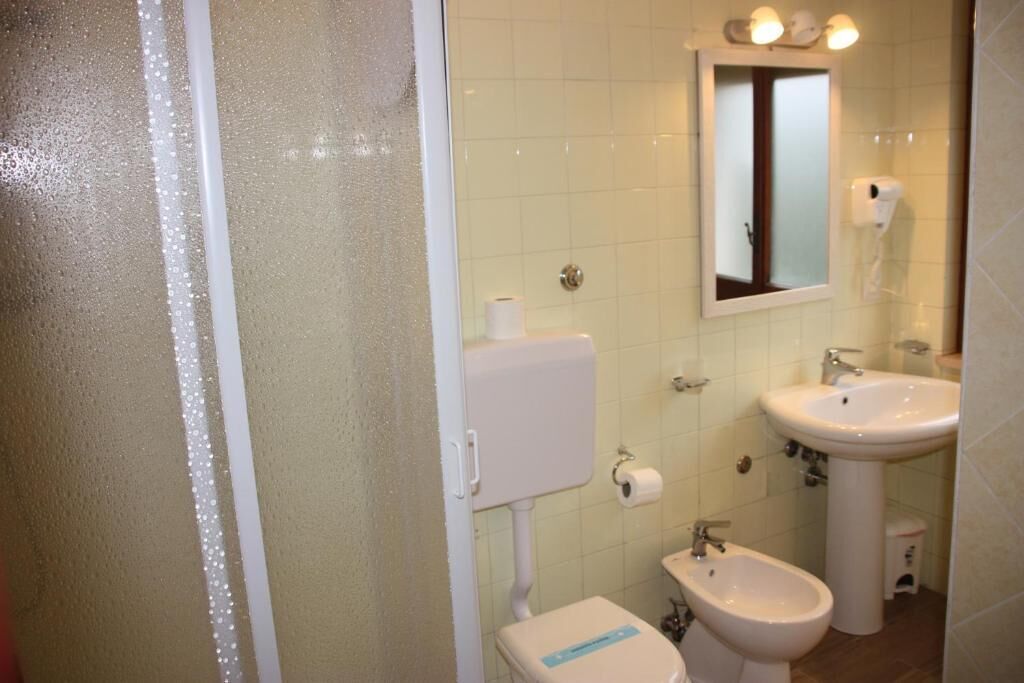 Tripla Classic, vista cortile | Bagno