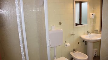 Classic-Dreibettzimmer, Blick auf den Innenhof | Badezimmer