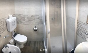 Klassieke driepersoonskamer, uitzicht op de binnenplaats | Badkamer