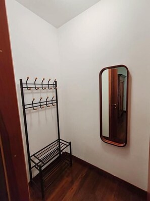 Phòng 3 tiện nghi đơn giản, quang cảnh vườn | Nội thất